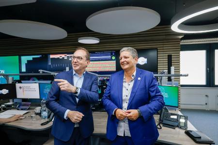 Anfang Juli hat Bundesinnenminister Alexander Dobrindt (CSU) das IT-Lagezentrum des BSI besucht. (Archivbild)