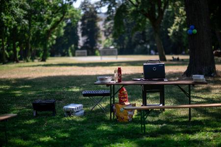 Es kann losgehen: Viele Parkbesucher sind bestens ausgestattet für ihr Grill-Abenteuer im Park.