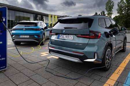 BMW iX1 eDrive20, VW ID.4 Pro Performance