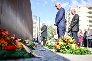 Am 13. August 1961 begann der Bau der Berliner Mauer - daran erinnerte ein Gedenkakt an der Bernauer Straße.