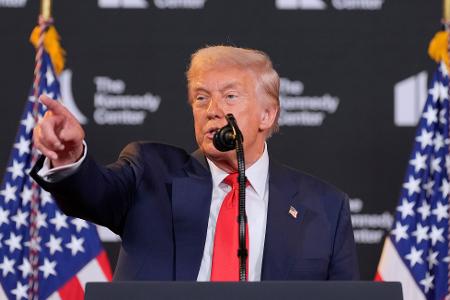 US-Präsident Donald Trump droht Wladimir Putin vor dem Alaska-Gipfel mit schwerwiegenden Konsequenzen, sollte der Kremlchef nicht einlenken.