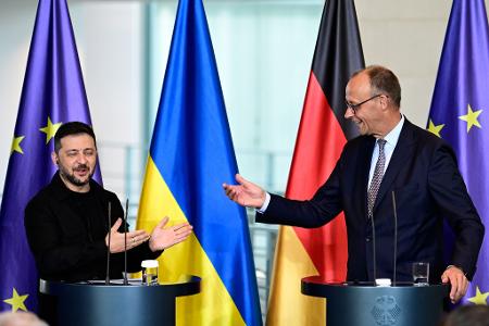 Signal an Putin und Trump: Kanzler Friedrich Merz demonstriert beim Auftritt mit dem ukrainischen Präsidenten Wolodymyr Selenskyj freundschaftliche Nähe.