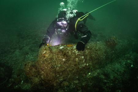 Forschungstaucher haben vor Helgoland historische britische Kanonen gefunden.