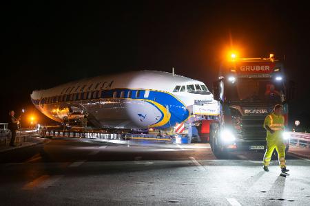 Per Schwertransport kommt das historische Flugzeug nach Frankfurt.