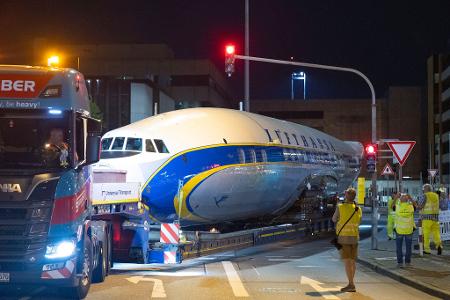 Per Schwertransport kommt das historische Flugzeug nach Frankfurt.