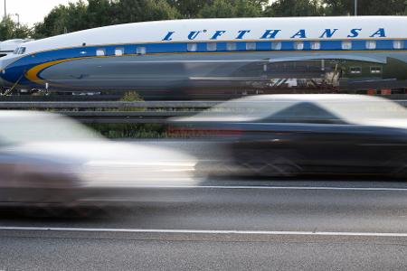 In mehreren Schwertransporten wird das historische Flugzeug nach Frankfurt gebracht. 
