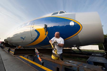 Per Schwertransport kommt das historische Flugzeug nach Frankfurt.