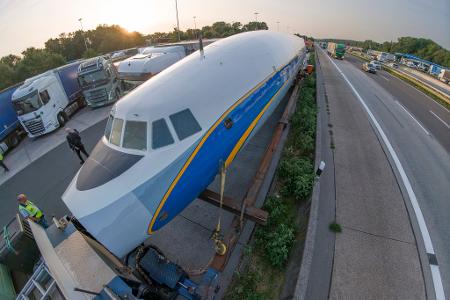 Per Schwertransport kommt das historische Flugzeug nach Frankfurt.