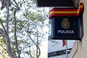 Spanische Polizisten haben auf Mallorca einen jungen Deutschen festgenommen, der in ein Hotelzimmer eingedrungen und dort einer wildfremden Frau ans Bein gefasst hat. Der Vorwurf lautet auf sexuelle Belästigung.