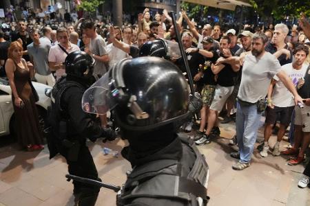 Bei Protesten gegen die Regierung in Serbien kommt es zu Auseinandersetzungen zwischen Polizei und Regierungsanhängern. (Archivbild)