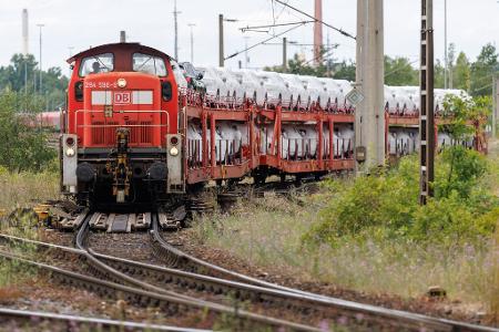 Die Güterverkehrstochter DB Cargo muss dringend aus den roten Zahlen kommen. (Archivbild)