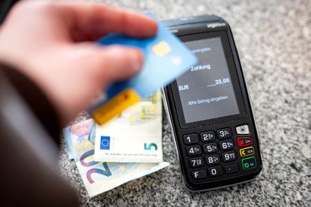 Sowohl zu Hause als auch im Ausland greift zum Bezahlen nur noch gut ein Drittel der Deutschen auf Bargeld zurück. (Symbolbild)