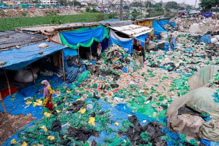 Viele Entwicklungsländer versinken mangels Recyclingmöglichkeiten in Plastikmüll. (Archivbild)