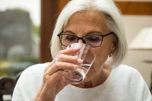 Mundtrockenheit? Ausreichendes Trinken und kauintensive Lebensmittel fördern die Speichelbildung.