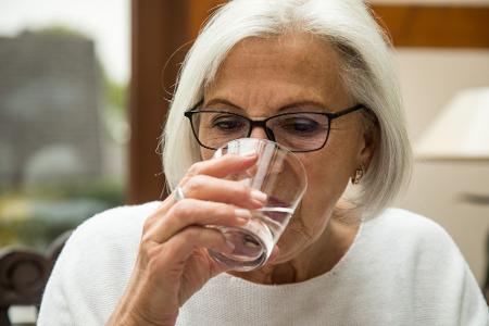 Mundtrockenheit? Ausreichendes Trinken und kauintensive Lebensmittel fördern die Speichelbildung.