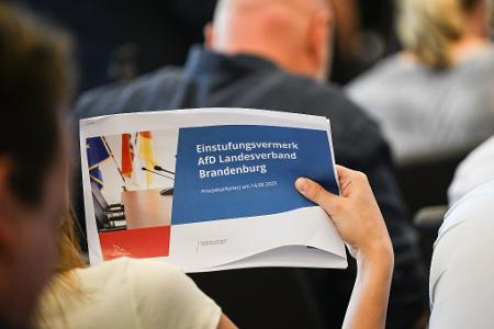 Das Gutachten zur Einstufung der AfD Brandenburg als gesichert rechtsextremistisch wurde am Donnerstag offengelegt. 