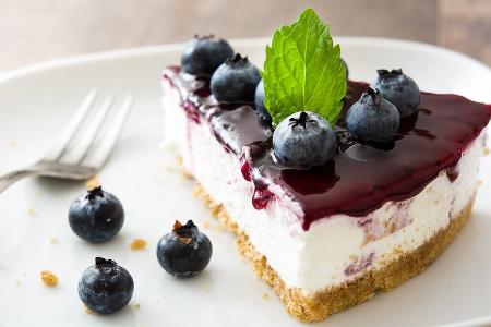 Ganz ohne backen: Heidelbeer-Käsekuchen mit Schokoboden