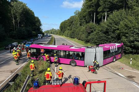Der Bus war im Ersatzverkehr für die gesperrte Bahnstrecke zwischen Hamburg und Berlin unterwegs.