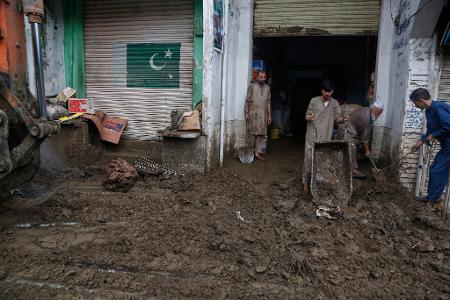Nach einem heftigen Wolkenbruch suchen Rettungskräfte im Norden Pakistans weiter nach Opfern und Überlebenden der Sturzflut. 