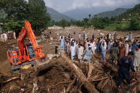 Nach der Flutkatastrophe im Norden Pakistans wird mit allem, was da ist, nach lebenden wie toten Opfern gesucht. 