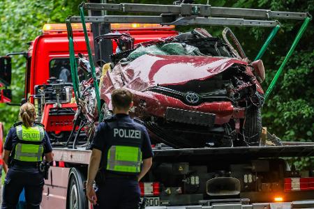 Der 16-jährige Fahrer war in einer Kurve von der Fahrbahn abgekommen und gegen einen Baum geprallt. Wie genau es dazu kommen konnte, wird jetzt untersucht.