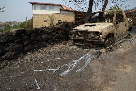Die Waldbrände erreichen auch immer wieder kleine Ortschaften, wo vor allem die Häuser am Ortsrand gefährdet sind. 