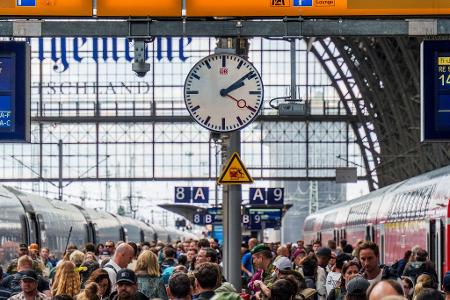 Die Bahn steckt in der Krise - nun soll es einen Wechsel an der Konzernspitze geben. (Archivbild)