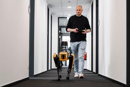 Pirk will dem Roboter per KI beibringen, richtig zu reagieren.