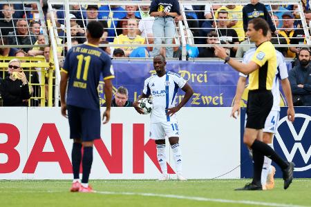 Schalke mit Mühe weiter - Wirbel um Antwi-Adjei