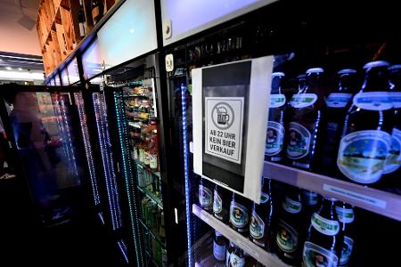 Bierflaschen dürfen in den Kiosken ab 22.00 Uhr nicht mehr abgegeben werden.