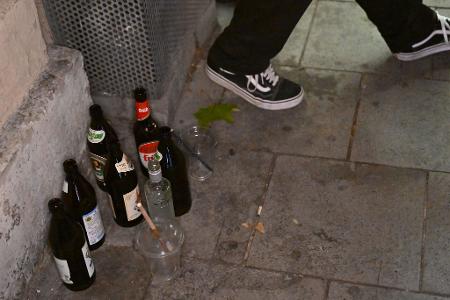 Der Grund: Anwohner hatten sich über Lärm und Müll durch feiernde junge Menschen beschwert. 