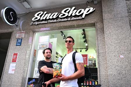 Anwohner wie Stefan Mödl (r) wünschen sich mehr Verständnis für die Feiernden im lebendigen Uni-Viertel und sprechen von Klientelpolitik für Alteingesessene.