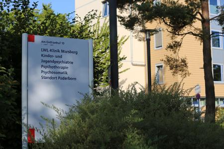 Eine 13-jährige Patientin der Paderborner Jugendpsychiatrie soll eine Betreuerin mit einem Küchenmesser angegriffen haben.