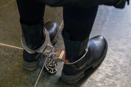 Mit Fußfesseln wird die 39-Jährige in den Gerichtssaal geführt.