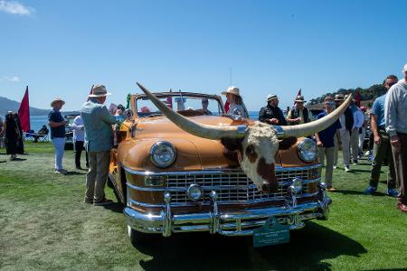 Hollywood-Schauspieler Leo Carrillo nutzte den Chrysler Town & Country mit einem Stierkopf an der Motorhaube für Werbeauftritte. 