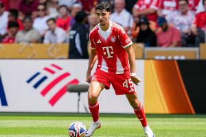 Mit Gesichtsmaske: Pavlovic zurück im Teamtraining