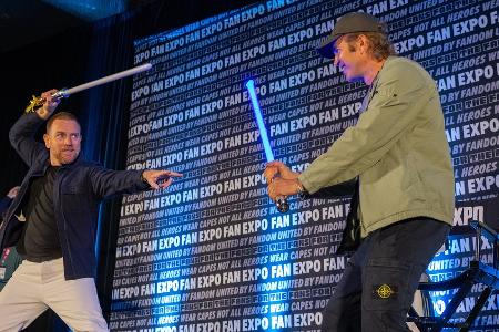Freundschaftlicher Lichtschwert-Kampf zwischen Obi-Wan und Darth Vader