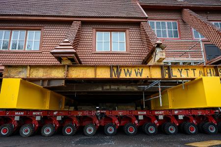 Das 672 Tonnen schwere Gebäude rollt langsam durch die Stadt.