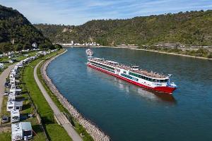 Flussufer mit Wohnmobilen und Schiff