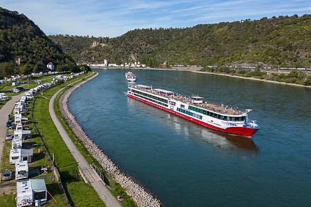 Flussufer mit Wohnmobilen und Schiff