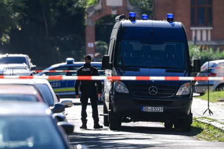 Die Polizei sichert Spuren in der Nähe des Tatortes in Leipzig.