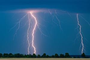 Gewitterblitze sind aus der Ferne ein spektakuläres Schauspiel - direkt über einem aber eher furchteinflößend.