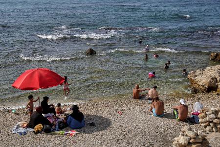 Viele Familien im Libanon gehen trotz verschmutztem Wasser an den wenigen öffentlichen Stränden baden, weil sie sich die privaten Resorts nicht leisten können.