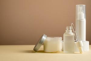 Hybridkosmetik: Das steckt hinter dem sommerlichen Beautytrend