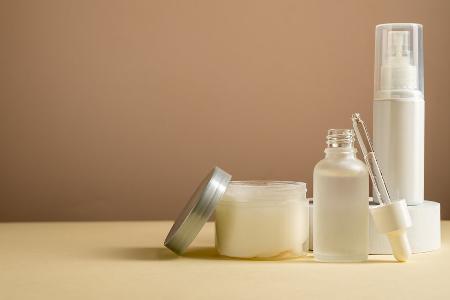 Hybridkosmetik: Das steckt hinter dem sommerlichen Beautytrend