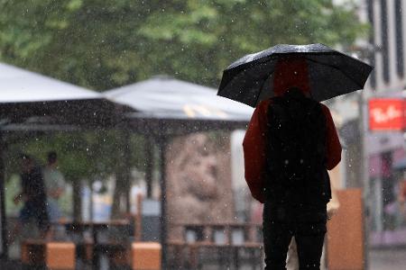 Im äußersten Süden kann es nass und gewittrig werden (Symbolbild) 