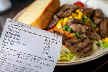 Die Mehrwertsteuer soll sinken - doch ob der Restaurantbesuch dann günstiger wird, ist fraglich.
