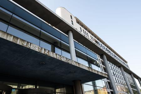 Der 26 Jahre alte Angeklagten räumte die ihm vorgeworfenen 112 Taten zum Prozessbeginn vollumfänglich ein. (Archivbild)