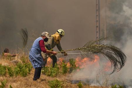 Einsatzkräfte, freiwillige Helfer und betroffene Anwohner kämpfen unermüdlich gegen die Flamen.
