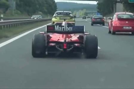 08/2022, GP2-Rennwagen auf der Autobahn in Tschechien